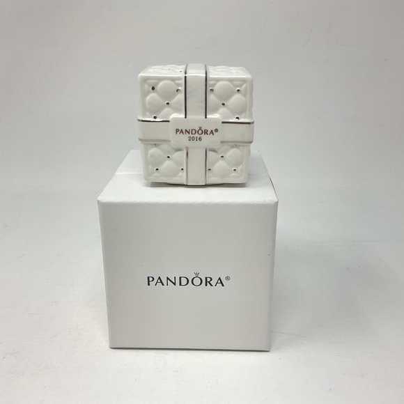 Pandora 2016 Quilted Gift Box Christmas Ornament with Storage Box & inner pouch - Picture 2 of 8